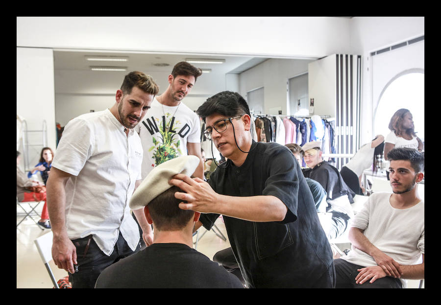 Siete diseñadores y dos grupos de universitarios muestran al público reunido en el Artium colecciones en las que han volcado toda su creatividad durante el Encuentro de Nuevos Creadores