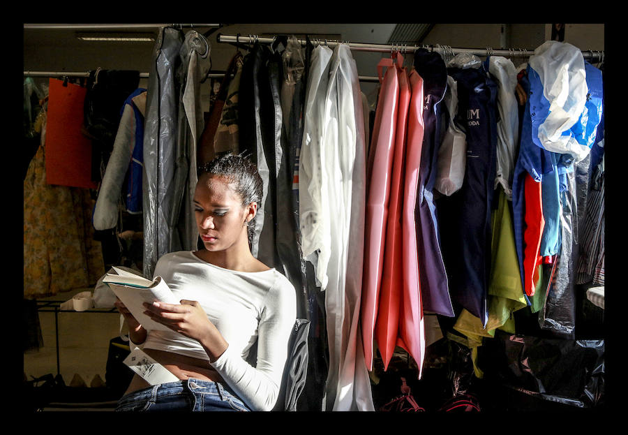 Siete diseñadores y dos grupos de universitarios muestran al público reunido en el Artium colecciones en las que han volcado toda su creatividad durante el Encuentro de Nuevos Creadores