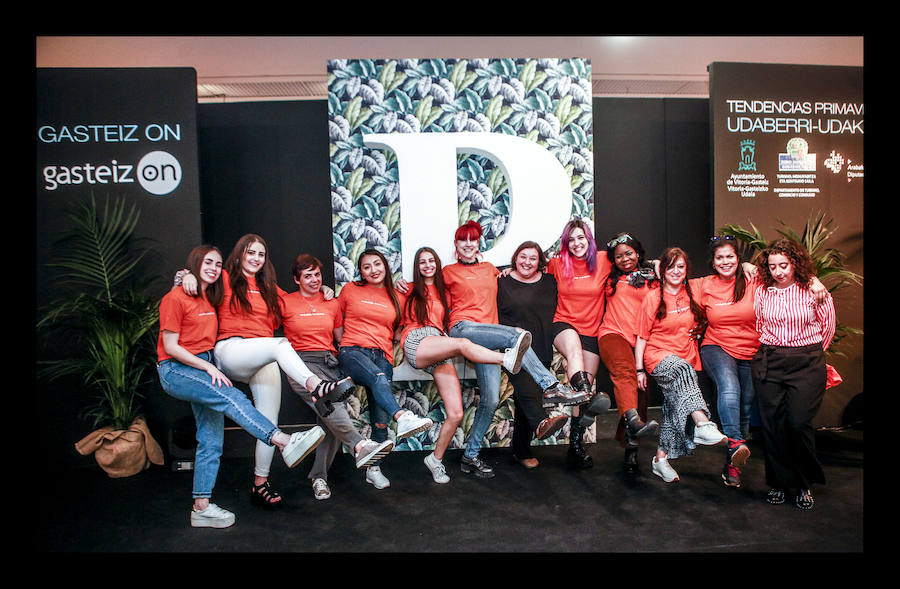 Siete diseñadores y dos grupos de universitarios muestran al público reunido en el Artium colecciones en las que han volcado toda su creatividad durante el Encuentro de Nuevos Creadores