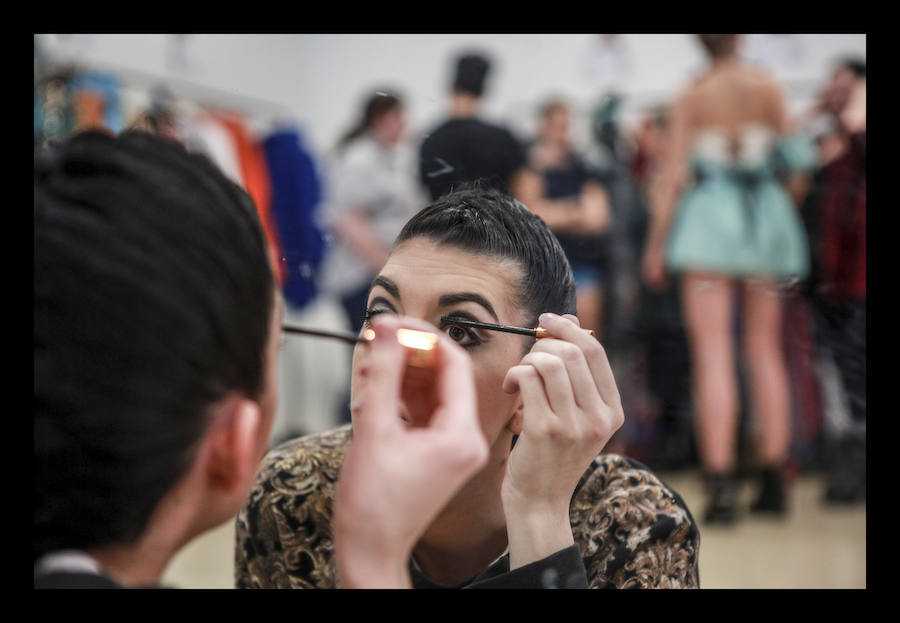 Siete diseñadores y dos grupos de universitarios muestran al público reunido en el Artium colecciones en las que han volcado toda su creatividad durante el Encuentro de Nuevos Creadores