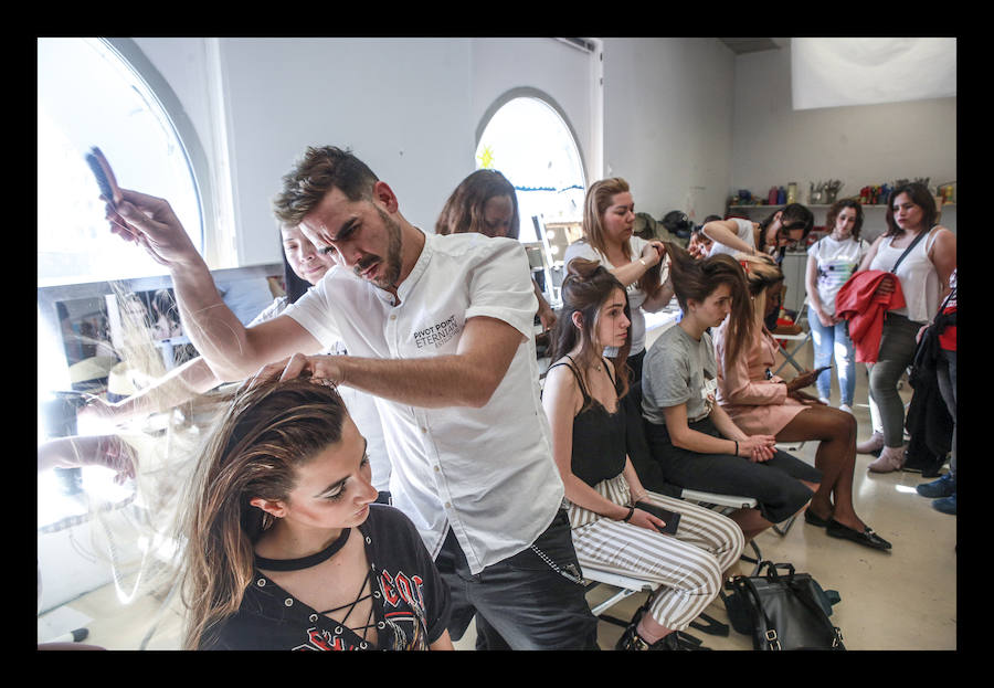 Siete diseñadores y dos grupos de universitarios muestran al público reunido en el Artium colecciones en las que han volcado toda su creatividad durante el Encuentro de Nuevos Creadores