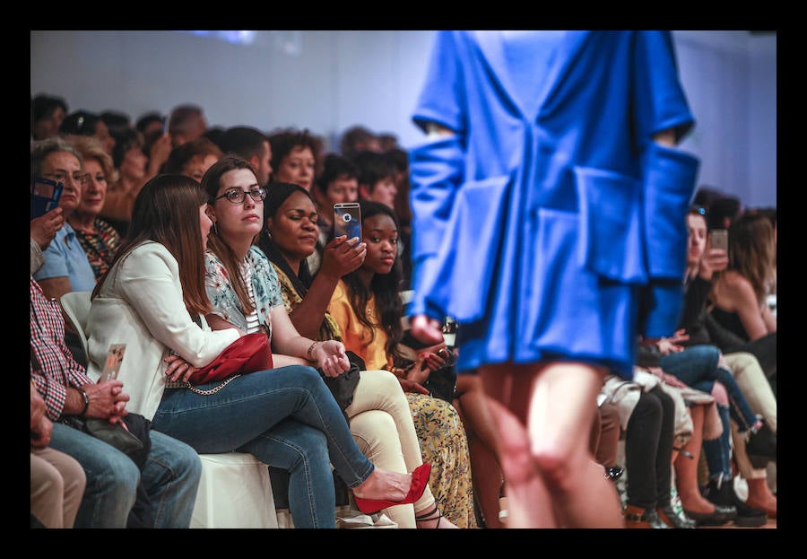 Siete diseñadores y dos grupos de universitarios muestran al público reunido en el Artium colecciones en las que han volcado toda su creatividad durante el Encuentro de Nuevos Creadores