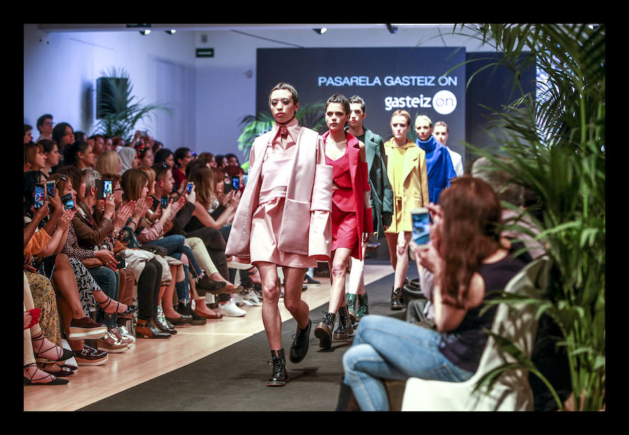 Siete diseñadores y dos grupos de universitarios muestran al público reunido en el Artium colecciones en las que han volcado toda su creatividad durante el Encuentro de Nuevos Creadores