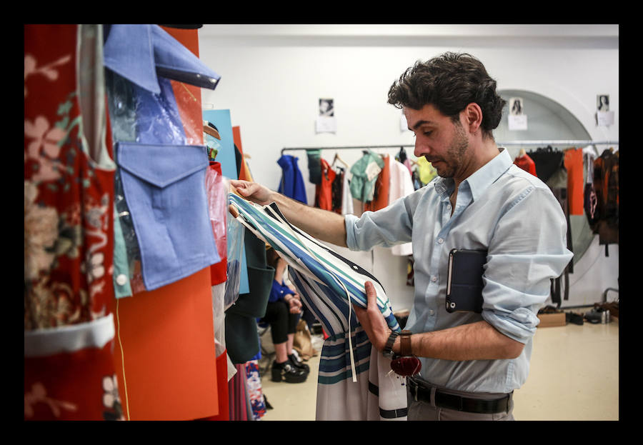 Siete diseñadores y dos grupos de universitarios muestran al público reunido en el Artium colecciones en las que han volcado toda su creatividad durante el Encuentro de Nuevos Creadores