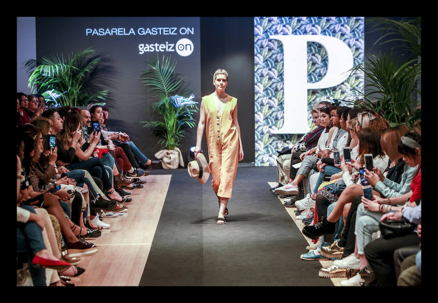 Siete diseñadores y dos grupos de universitarios muestran al público reunido en el Artium colecciones en las que han volcado toda su creatividad durante el Encuentro de Nuevos Creadores