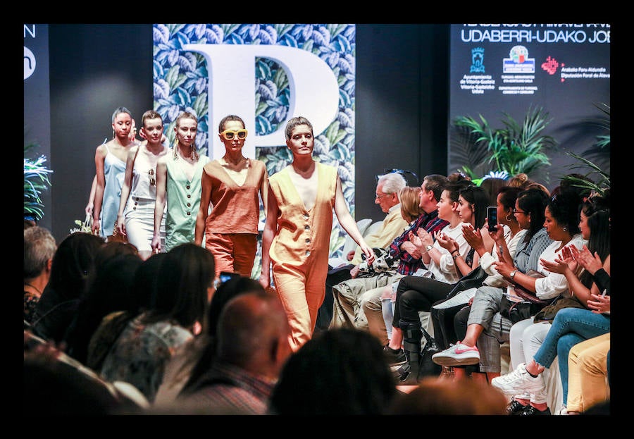 Siete diseñadores y dos grupos de universitarios muestran al público reunido en el Artium colecciones en las que han volcado toda su creatividad durante el Encuentro de Nuevos Creadores