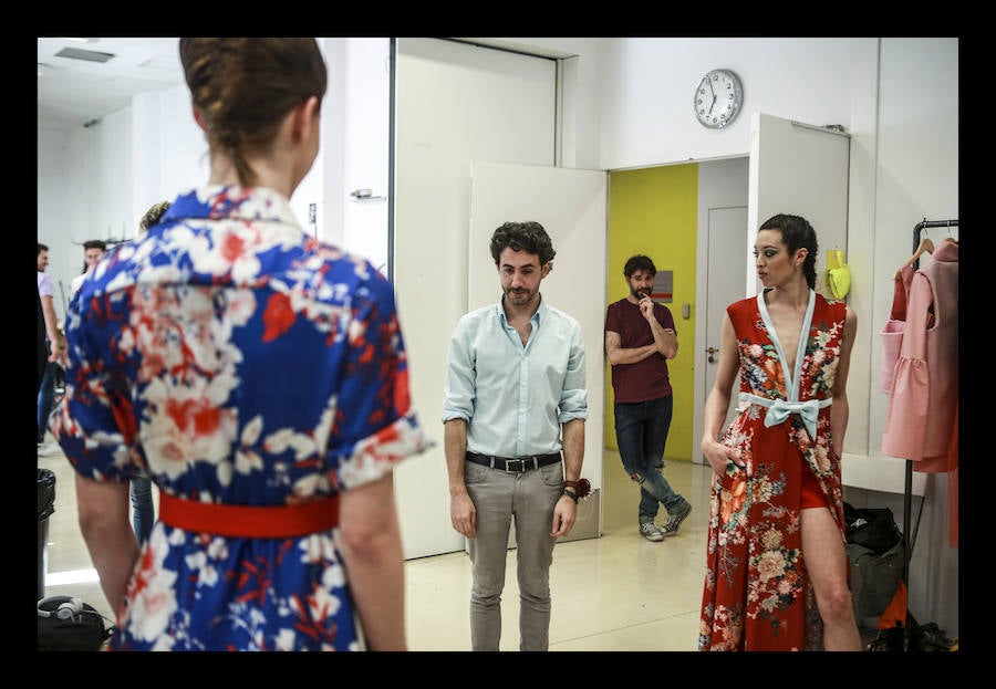 Siete diseñadores y dos grupos de universitarios muestran al público reunido en el Artium colecciones en las que han volcado toda su creatividad durante el Encuentro de Nuevos Creadores