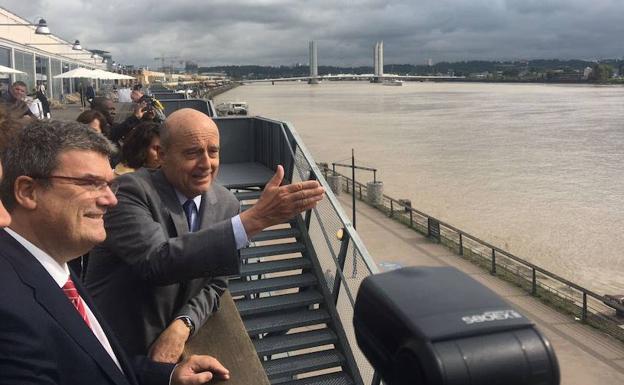 Juanto Mari Aburto junto al alcalde de Burdeos, Alain Juppé, durante una visita del alcalde a la ciudad gala.