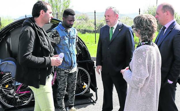 Pedro Azpiazu conversa con Omar Sogodogo, ayer en Getxo. 