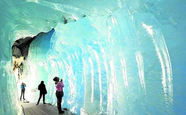 La cueva visitable es vuelta a tallar cada año.