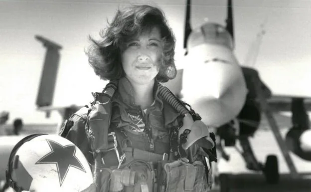 Tammie Jo Shults ante un caza en 1992.