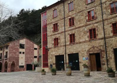 Imagen secundaria 1 - Montes que rodean Valvanera. Hospedería de Valvanera y camino etre encimas.