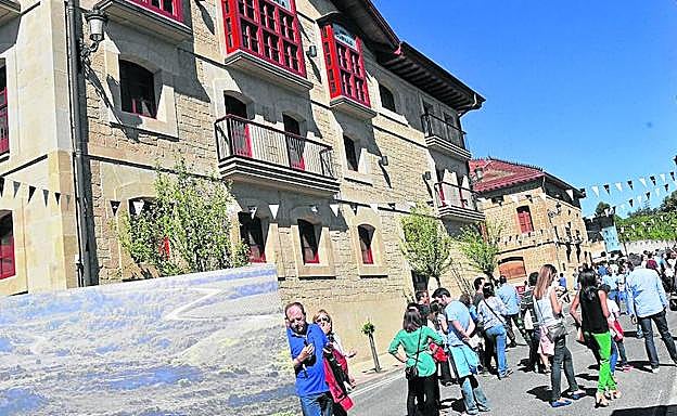 Un nutrido grupo de turistas recorre el Barrio de la Estación de Haro.