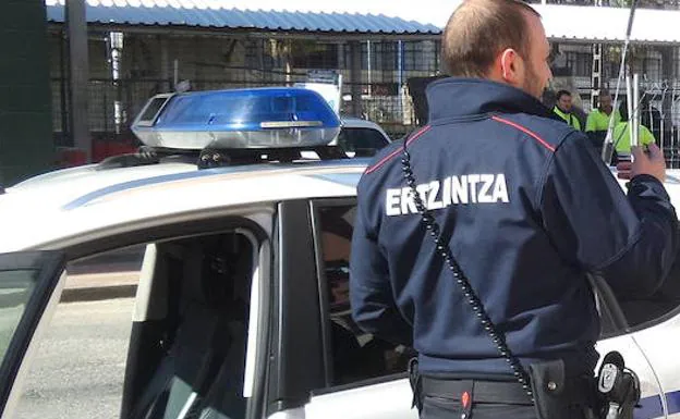 La Ertzaintza destapa un negocio de venta de droga en un bar y una lonja anexa en Barakaldo