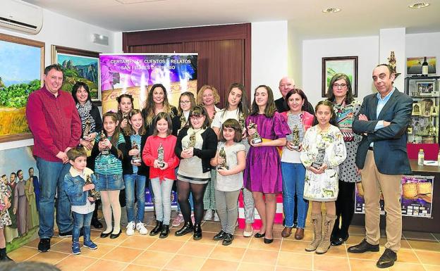 Los ganadores del certamen posan, al cierre de la entrega de premios, con los responsables de la Cofradía de San Felices.