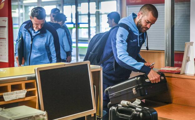 La expedición del Alavés ha viajado este sábado a Las Palmas desde Foronda.