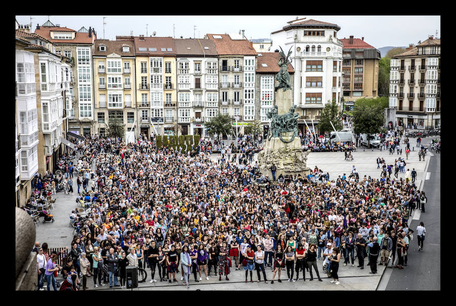 La manifestación para condenar el crimen de F. y M. J. ha sido convocada por la Asamblea Feminista de Álava, que ha llamado a la ciudadanía a movilizarse para acabar de «una vez» con la violencia machista