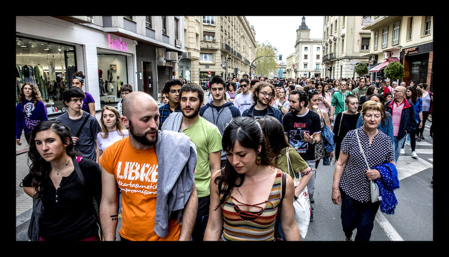 La manifestación para condenar el crimen de F. y M. J. ha sido convocada por la Asamblea Feminista de Álava, que ha llamado a la ciudadanía a movilizarse para acabar de «una vez» con la violencia machista