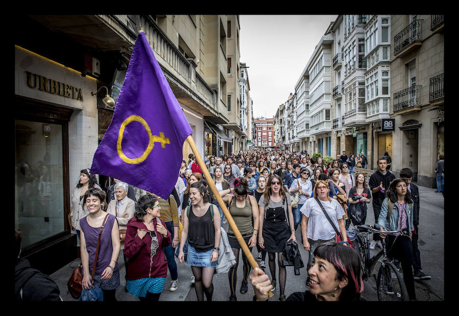 La manifestación para condenar el crimen de F. y M. J. ha sido convocada por la Asamblea Feminista de Álava, que ha llamado a la ciudadanía a movilizarse para acabar de «una vez» con la violencia machista