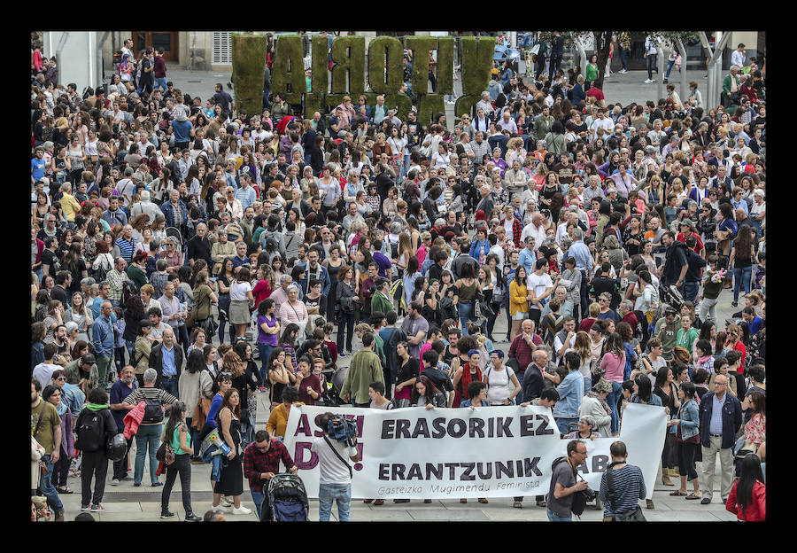 La manifestación para condenar el crimen de F. y M. J. ha sido convocada por la Asamblea Feminista de Álava, que ha llamado a la ciudadanía a movilizarse para acabar de «una vez» con la violencia machista