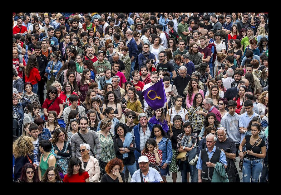 La manifestación para condenar el crimen de F. y M. J. ha sido convocada por la Asamblea Feminista de Álava, que ha llamado a la ciudadanía a movilizarse para acabar de «una vez» con la violencia machista