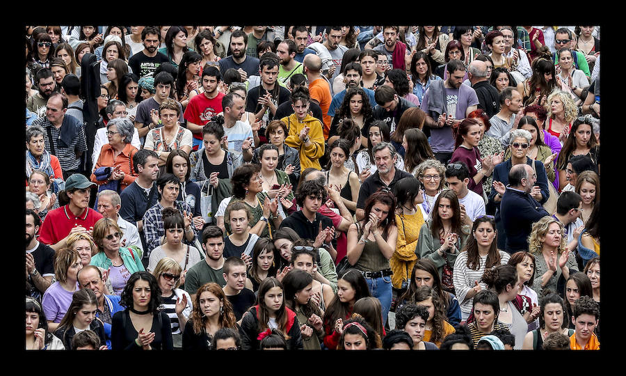 La manifestación para condenar el crimen de F. y M. J. ha sido convocada por la Asamblea Feminista de Álava, que ha llamado a la ciudadanía a movilizarse para acabar de «una vez» con la violencia machista