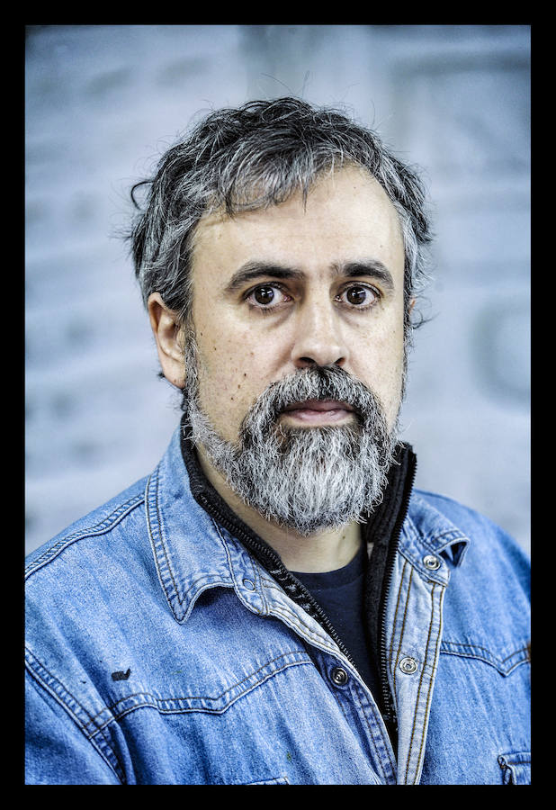 Como un cirujano, cose ejemplares maltrechos y da lustre a los más anodinos