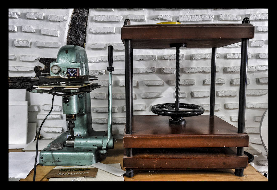 Como un cirujano, cose ejemplares maltrechos y da lustre a los más anodinos