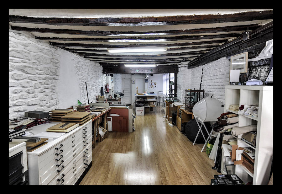 Como un cirujano, cose ejemplares maltrechos y da lustre a los más anodinos