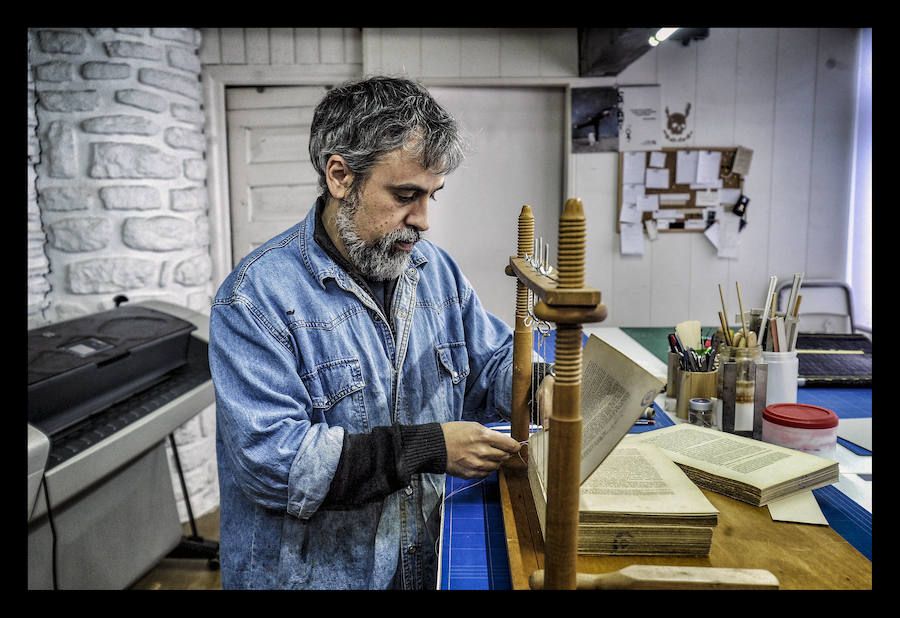 Como un cirujano, cose ejemplares maltrechos y da lustre a los más anodinos