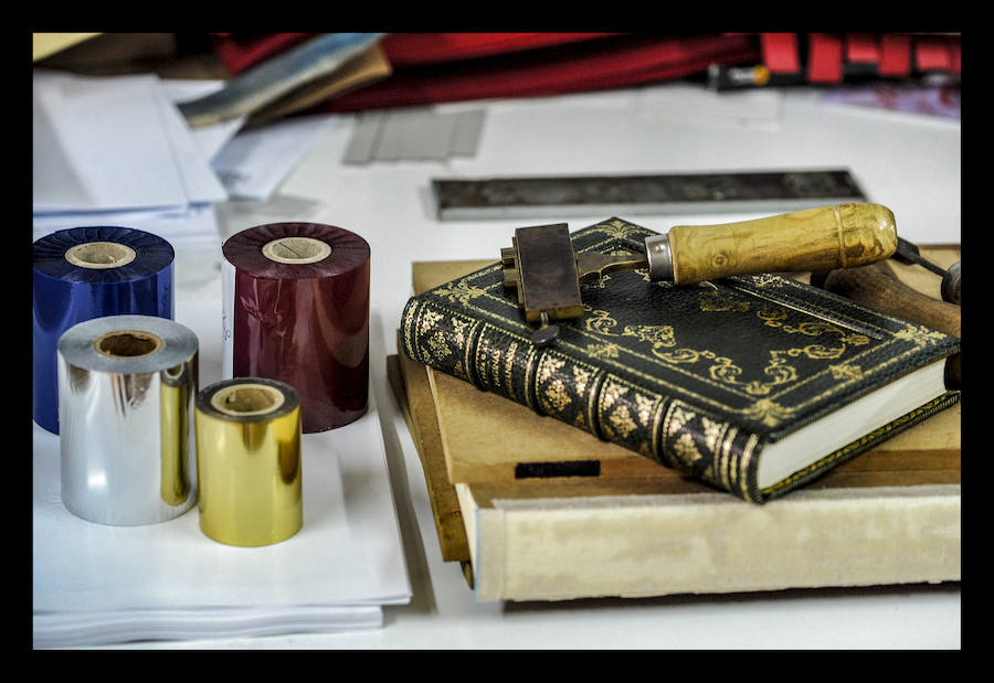 Como un cirujano, cose ejemplares maltrechos y da lustre a los más anodinos