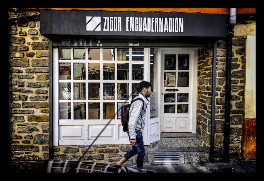 Como un cirujano, cose ejemplares maltrechos y da lustre a los más anodinos