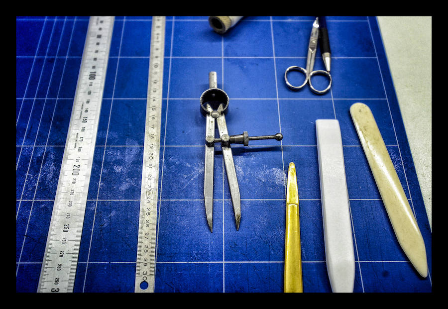 Como un cirujano, cose ejemplares maltrechos y da lustre a los más anodinos