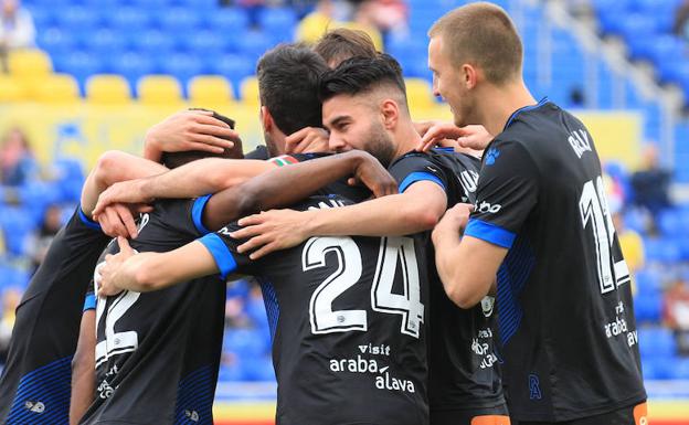 Los jugadores del Alavés celebran uno de los tantos anotados ante Las Palmas.