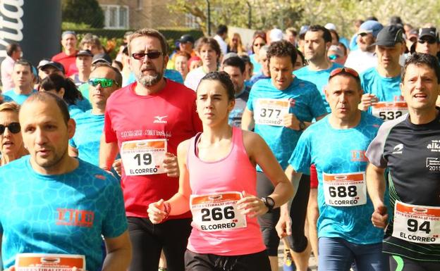 Cerca de 800 corredores populares han tomado este domingo la salida en la 33ª edición de la Vitoria-Estíbaliz.