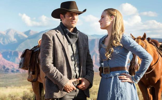 James Marsden y Evan Rachel Wood, en una escena de la serie 'Westworld'.