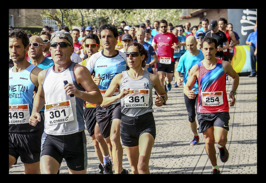 Los dos corredores del Alimco Running Fiz han bajado este domingo de la hora para completar los más de 15 exigentes kilómetros de la mítica prueba alavesa, patrocinada por EL CORREO