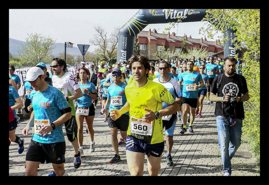 Los dos corredores del Alimco Running Fiz han bajado este domingo de la hora para completar los más de 15 exigentes kilómetros de la mítica prueba alavesa, patrocinada por EL CORREO