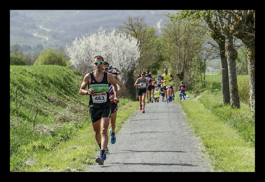 Los dos corredores del Alimco Running Fiz han bajado este domingo de la hora para completar los más de 15 exigentes kilómetros de la mítica prueba alavesa, patrocinada por EL CORREO