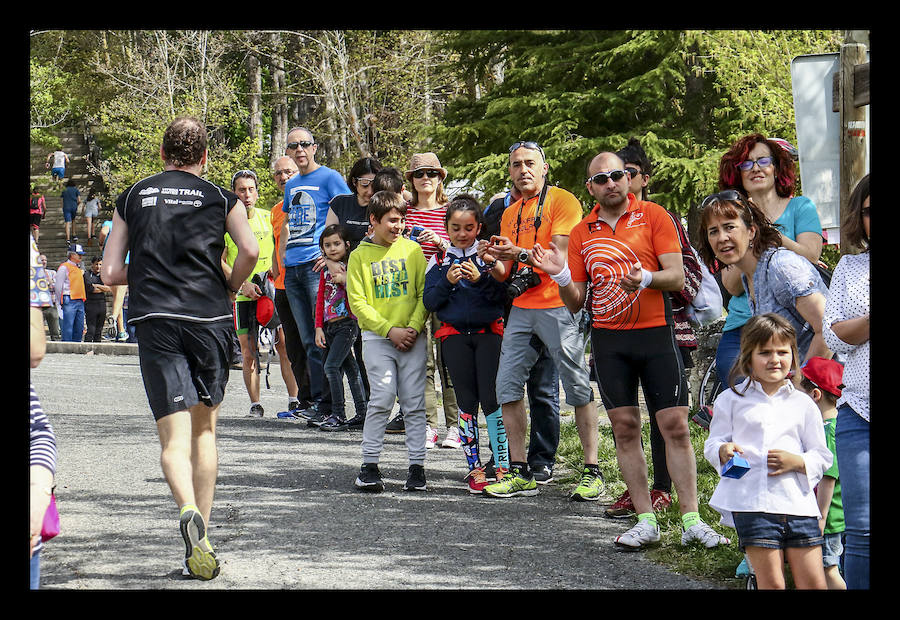 Los dos corredores del Alimco Running Fiz han bajado este domingo de la hora para completar los más de 15 exigentes kilómetros de la mítica prueba alavesa, patrocinada por EL CORREO