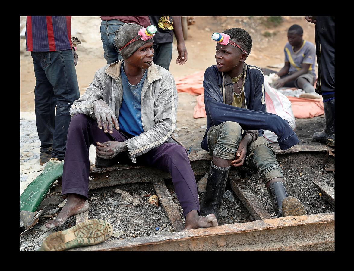 La minería en pequeña escala es, para muchos habitantes de la República Democrática del Congo, la principal fuente de ingresos. Este país, rico en toda clase de minerales, es, sin embargo, uno de los más pobres del mundo, según el índice de desarrollo humano de Naciones Unidas, y hasta los más afortunados viven en situación de pobreza casi extrema. En las minas artesanales donde se extrae el oro, la actividad es casi esclava. Hombres y mujeres, algunas cargando bebés a sus espaldas, forman cadenas para pasarse los cuencos de plástico llenos de lodo que los hombres extraen de los pozos. Todos trabajan alrededor de 13 horas al día, 6 días a la semana. Sus sueldos no llegan a un dólar al día. 