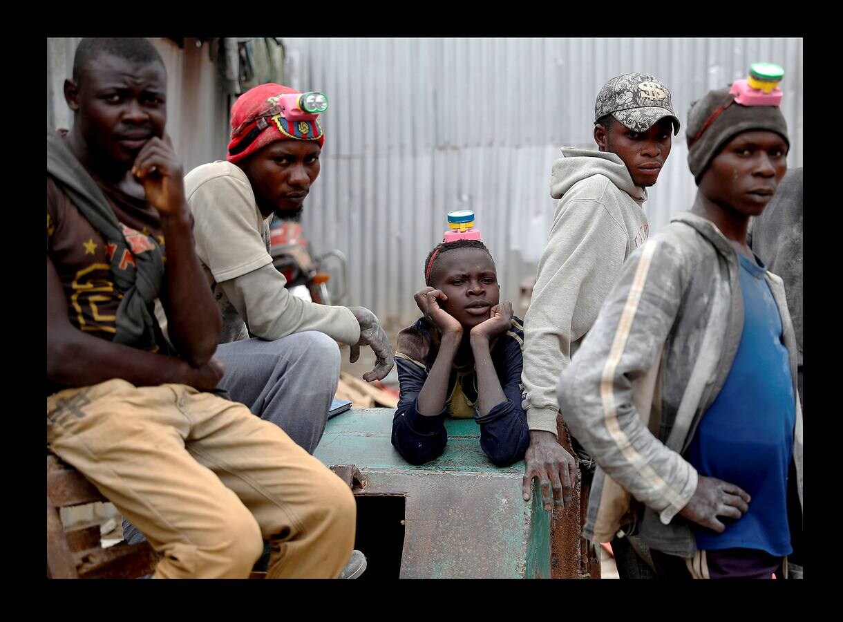 La minería en pequeña escala es, para muchos habitantes de la República Democrática del Congo, la principal fuente de ingresos. Este país, rico en toda clase de minerales, es, sin embargo, uno de los más pobres del mundo, según el índice de desarrollo humano de Naciones Unidas, y hasta los más afortunados viven en situación de pobreza casi extrema. En las minas artesanales donde se extrae el oro, la actividad es casi esclava. Hombres y mujeres, algunas cargando bebés a sus espaldas, forman cadenas para pasarse los cuencos de plástico llenos de lodo que los hombres extraen de los pozos. Todos trabajan alrededor de 13 horas al día, 6 días a la semana. Sus sueldos no llegan a un dólar al día. 