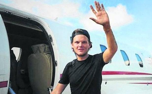 Imagen principal - Imágenes del Instagram de Avicii. En Table Mountain (Sudáfrica), tomando un avión en sus días de gira constante y en la última foto que compartió, en California. A la derecha, uno de sus últimos directos, en agosto de 2016 en Belfast. 