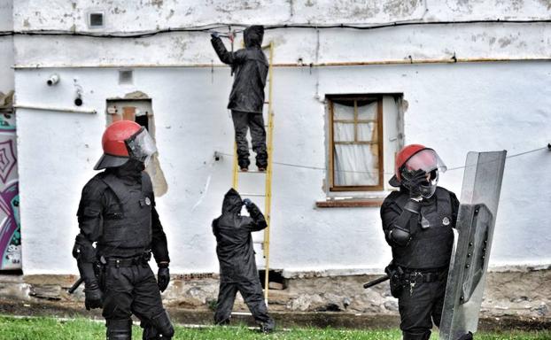 La Ertzaintza entra en Errekaleor en una operación contra los okupas para cortar la luz.