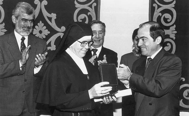 La abadesa de las Siervas de Jesús recibe la Medalla de Álava de manos del diputado general Alberto Ansola ante Fernando Buesa, quien también recibió esta distinción a título póstumo.