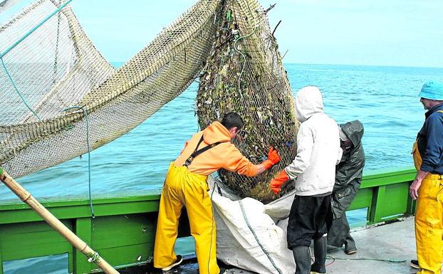 Azti se ayuda de pesqueros para recoger muestras de residuos. 