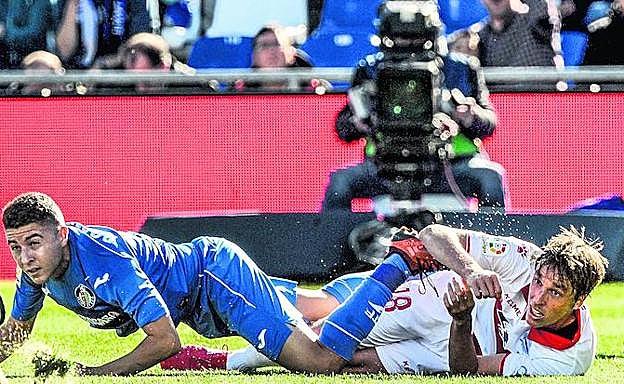 Portillo y Pina, con una cámara de televisión al fondo, durante el Getafe-Alavés disputado en la Primera vuelta. 