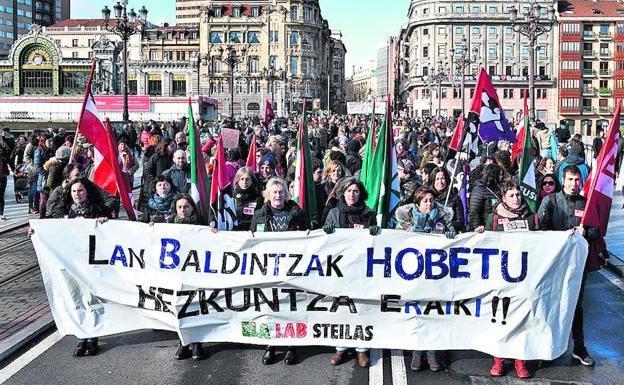 Protesta de docentes en Bilbao.
