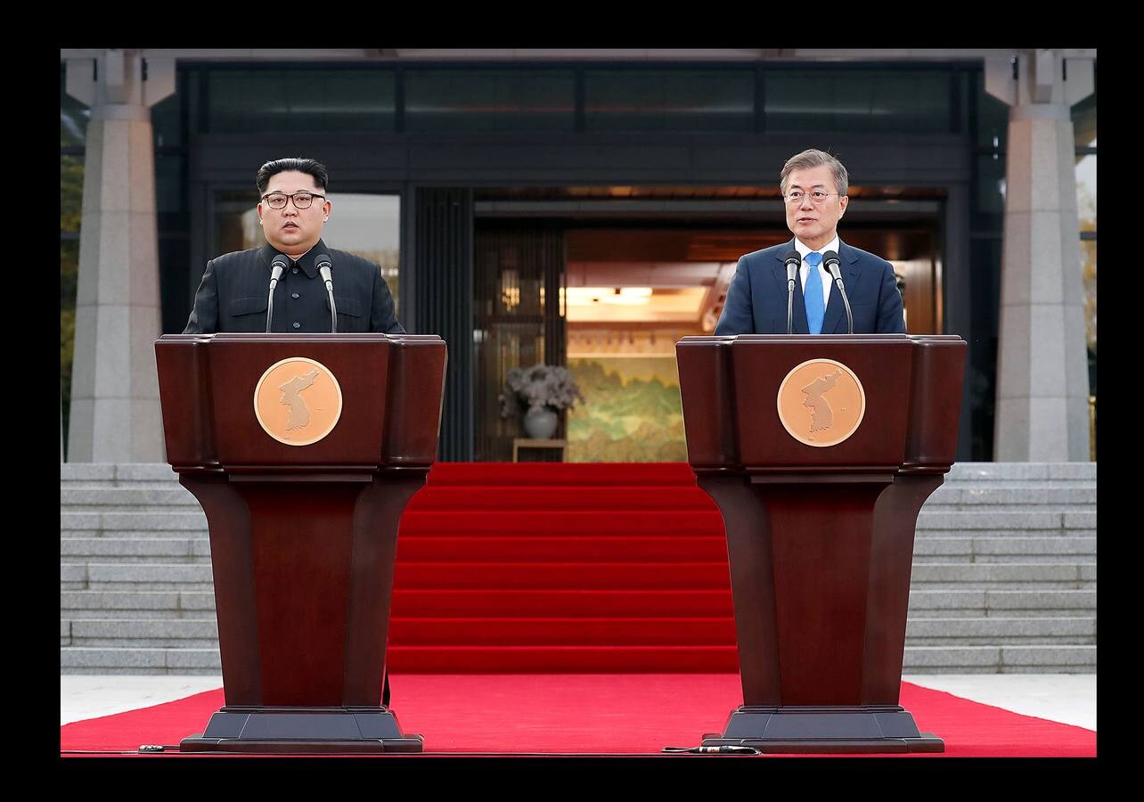 Los líderes de las dos Coreas, Kim Jong-un y Moon Jae-in, protagonizaron hoy una cumbre cargada de emotividad y de gestos destinados a escenificar un acercamiento 