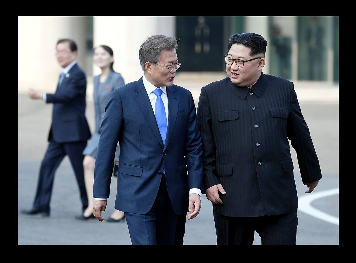 Los líderes de las dos Coreas, Kim Jong-un y Moon Jae-in, protagonizaron hoy una cumbre cargada de emotividad y de gestos destinados a escenificar un acercamiento 